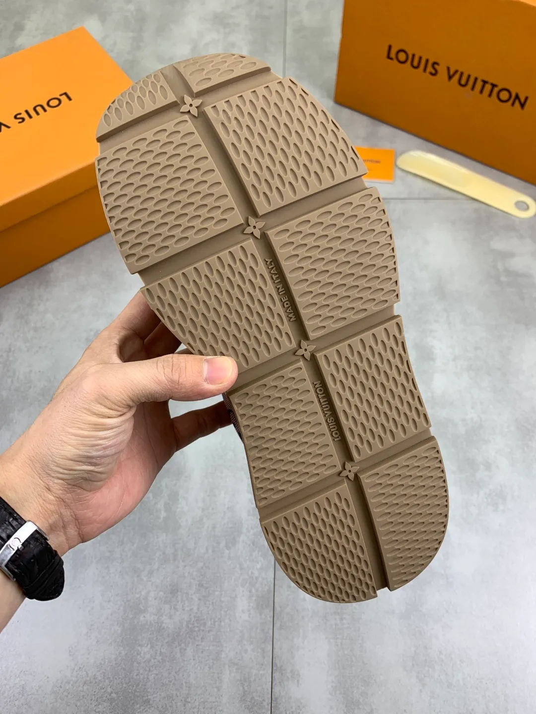 Men's men's shoes💰P440💰[New model]🆘[Louis Vuitton] LV official website latest model🎁casual and fashionable men's shoes👟hot style💥simple and elegant style, exclusive for trendy men. Unique official website latest brand elements👑original decoration, fashionable and generous, the fabric is made of original calfskin➕comfortable and breathable mesh lining➕pig skin lining ✅The official website specifies wear-resistant casual outsole, the classic model is taken in real life🎬Color: 2️⃣colors available😍Number of codes: 38-44 (45 46 customized)